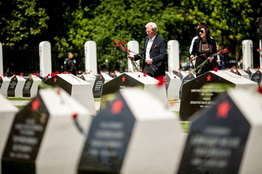 Monumentul Soldatului Sovietic din Capitala, vineri, 8 Mai 2015. Foto: Ovidiu Micsik / Inquam Photos