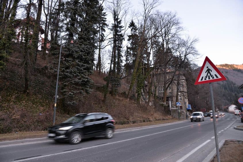 Aici va fi amenajată o parcare de tip Park&Ride, în trepte, care va duce traficul pietonal pe sub DN1. Foto: Lucian Muntean