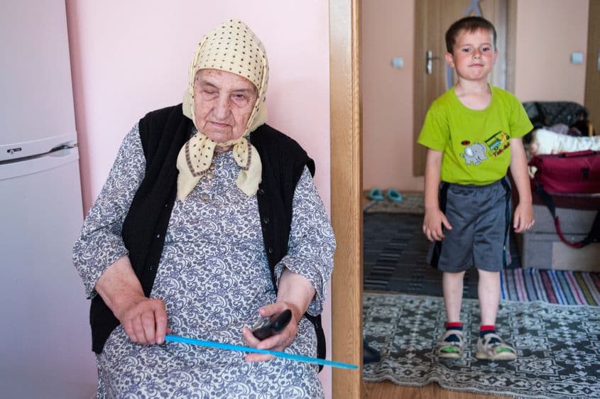 „Acuma sunt condiții mult mai bune de crescut, da’ nu-s copiii… Îs telefoanele astea, toate aparatele, care nu-s bune”