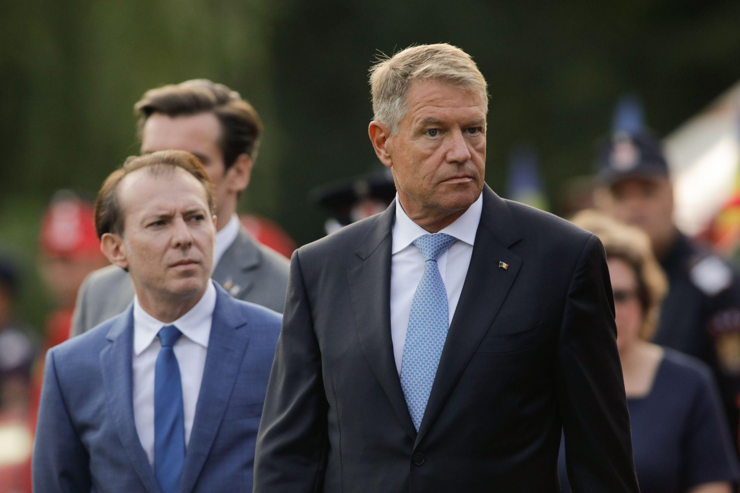 Klaus Iohannis, președintele României și prim-ministrul Florin Cîțu, participă la o ceremonie cu ocazia Zilei Pompierilor, la Palatul Cotroceni din București, luni 13 septembrie 2021. Inquam Photos / George Cali