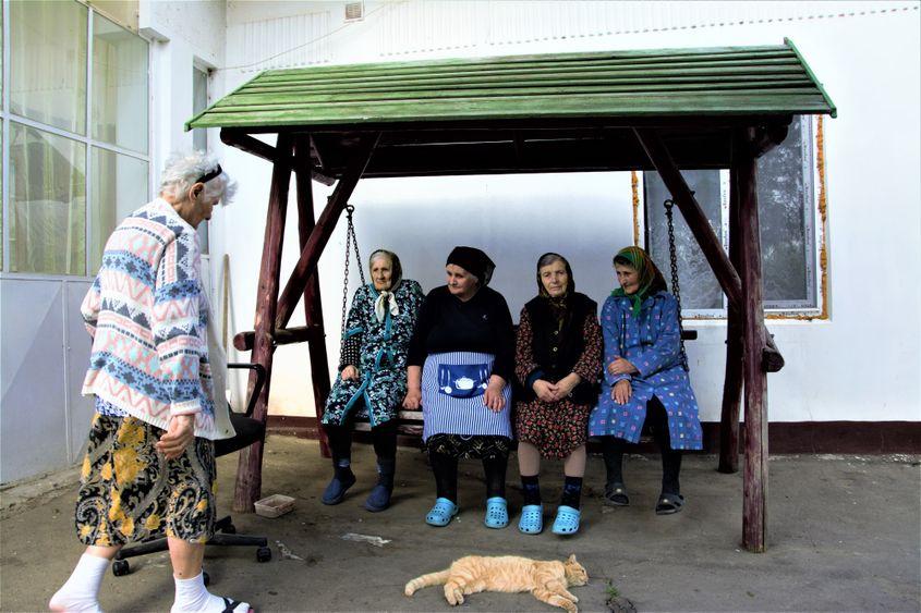 Când părintele Milea a început o bisericuță, i-a ieșit o catedrală. Când a vrut un cămin de bătrâni, i-au ieșit mai multe.