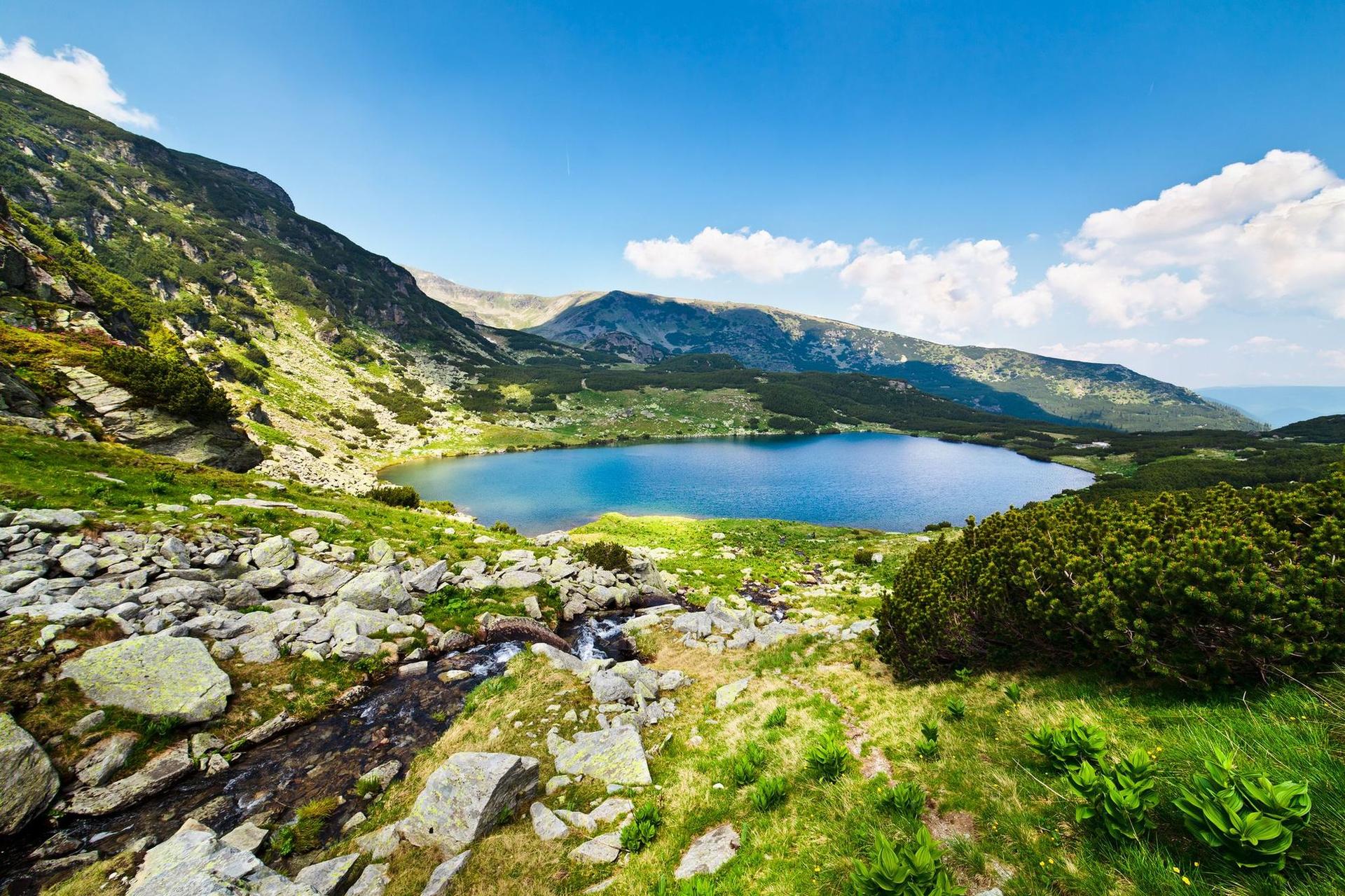 Lacul glaciar Gâlcescu e locul perfect să respiri liniștea. Foto: <a target="_blank" href="https://www.dreamstime.com/xalanx_info">Xalanx</a> - <a target="_blank" href="https://www.dreamstime.com/">Dreamstime.com</a>