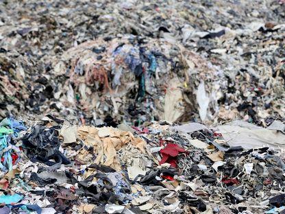 România colectează separat deșeurile textile, apoi le dă foc sau le aruncă la groapa de gunoi