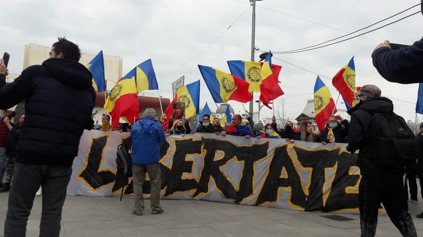 Libertatea îți permite și să pui simboluri naționalist-religioase pe drapelul României. Foto: Răzvan Filip