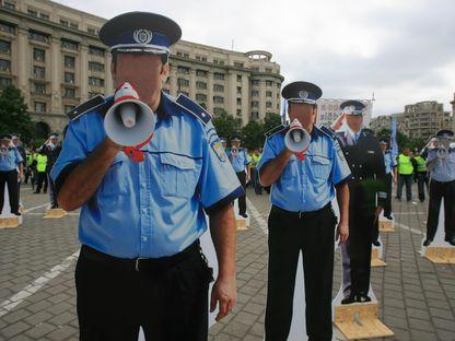 Din învățăturile Poliției Române către adolescenții rebeli prinși în curtea unei școli din Constanța