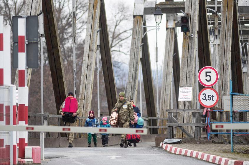 Zeeci de familii continua sa vina din Uraina in punctul vamal Sighetu Marmatiei, Baia Mare, pentru a trece in Romania, sambata 26 februarie 2022. Inquam Photos / Virgil Simonescu