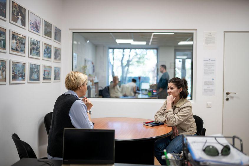 Mălina Gîndu, reporter PressOne, relatează de la o școală din București unde copiii ucraineni puteau participa la cursuri în limba lor maternă, în mai 2022. Foto: Mihai von Eremia