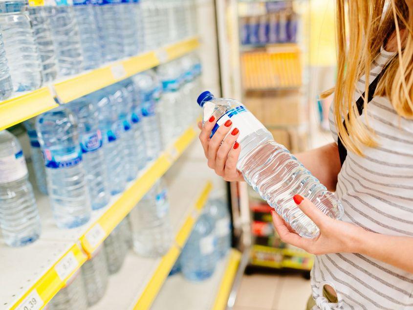 De la 30 noiembrie 2023 ar trebui să funcționeze în România Sistemul de Garanție-Returnare (SGR): pentru fiecare ambalaj de plastic, sticlă sau metal al unei băuturi va trebui plătită o garanție de 50 de bani. Ulterior, garanția va putea fi recuperată de la orice magazin, dacă ambalajul este intact și prezintă sigla SGR
Foto: © Djedzura | Dreamstime.com