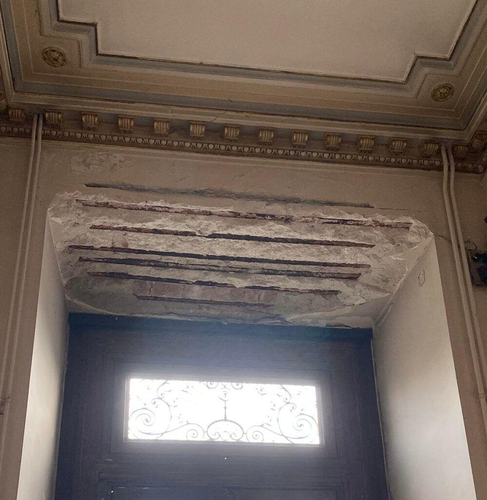 O bucată de tencuială a căzut în noiembrie 2025 în Palatul Facultății de Medicină din București Foto: Miriam Țepeș-Handaric