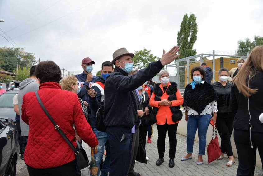 Tensiuni în cursul zilei de marți în fața Biroului Electoral Sector 1. Foto: Lucian Muntean
