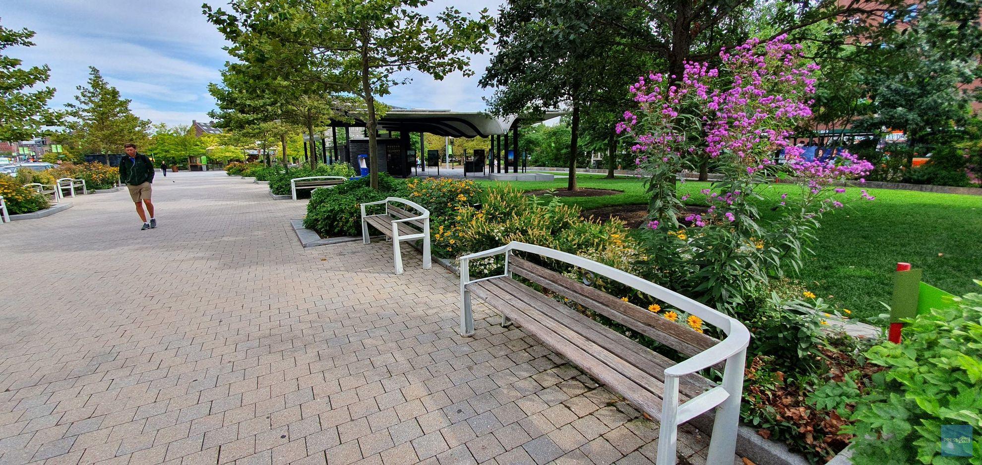 Pe aici mergeau mașinile, pe o oribilă autostradă suspendată. Acum, ele merg pe sub pământ.