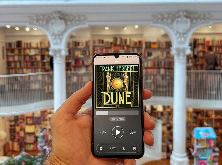 Poți alege dintre foarte multe titluri citite în limba română, de la cărți clasice, la cărți de self-help sau eseistică