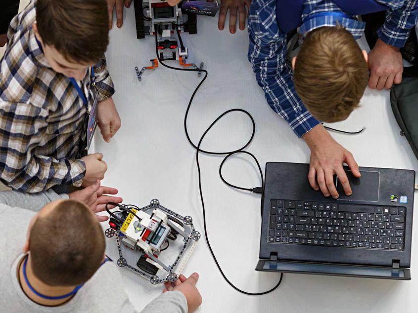 Într-o competiție de robotică cu alte 200 de echipe, elevi din Focșani au câștigat marele premiu. Foto: Balakate | Dreamstime.com