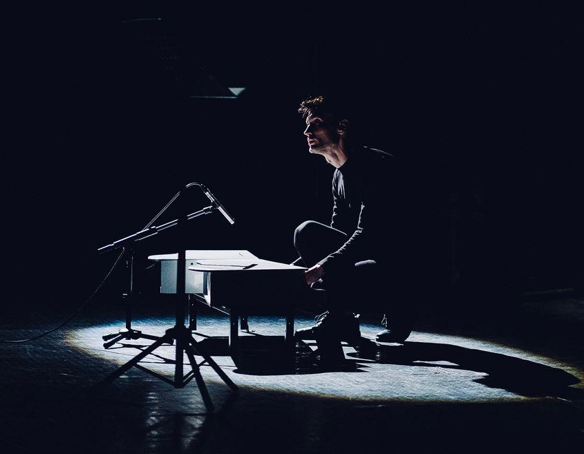 Andrei Irimia în timpul spectacolului „Lumini și umbre” Foto: Instagram/anto.fotograf