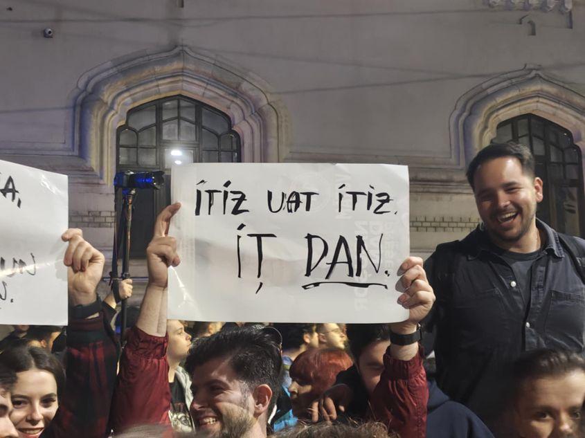 Suporterii lui Nicușor Dan, manifestație de bucurie în București. Foto: Mălina Gîndu