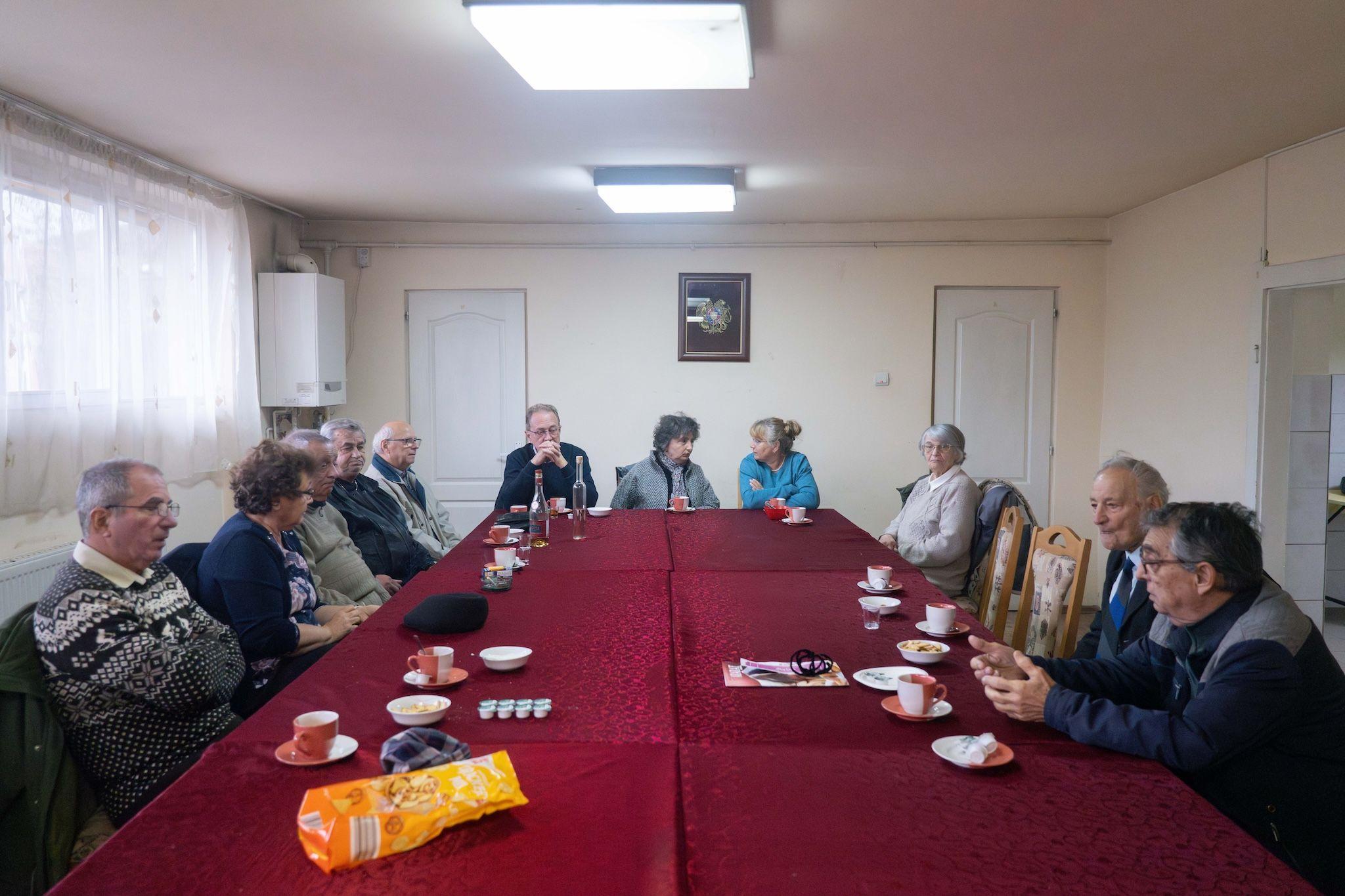 Duminica, după slujbă, armenii rămași se întâlnesc la o cafea și un coniac la sediul Uniunii Armenilor din localitate. Foto: Raul Ștef
