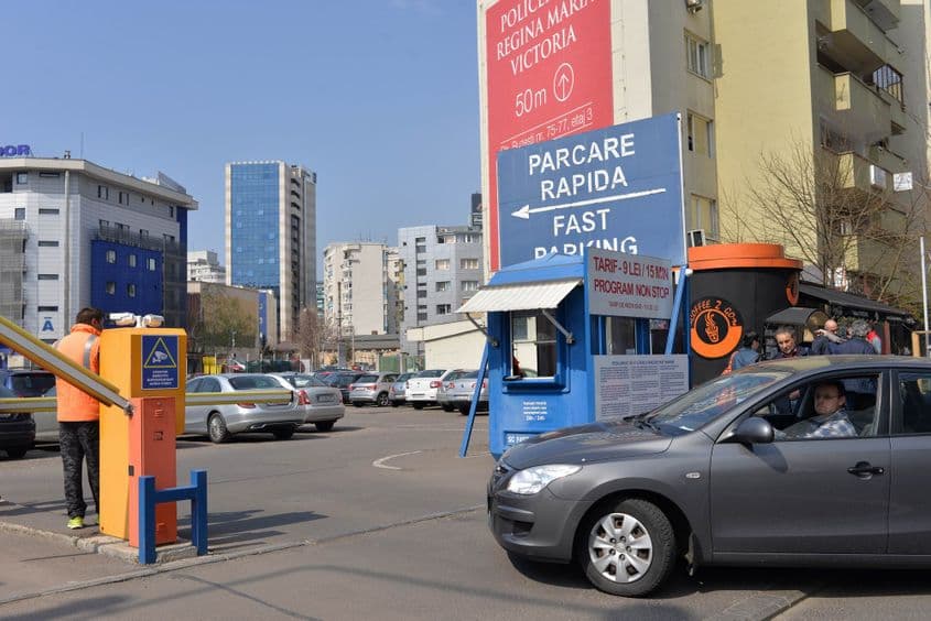 Tariful afișat la intrarea în parcarea privată este de 9 lei, dar pentru 15 minute, astfel încât mulți șoferi sunt induși în eroare.