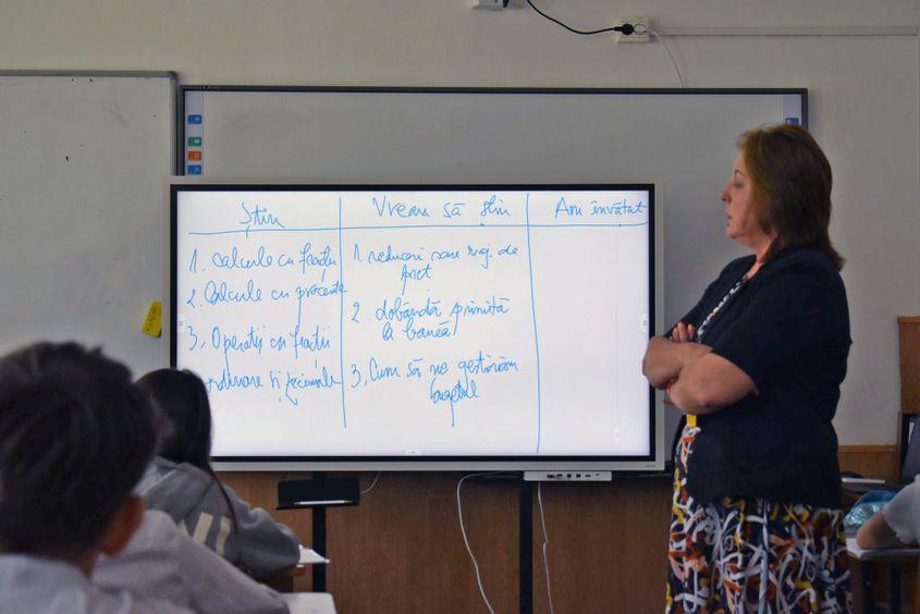 Copiii învață lucruri practice, pe care le pot folosi apoi în tot restul vieții. Foto: Lavinia Niță