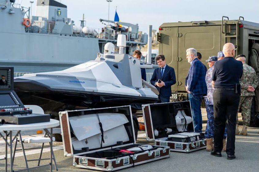 Președintele Nicușor Dan în vizită la sediul SCOMAR, sistemul operativ utilizat de Poliția de Frontieră Română pentru supravegherea litoralului și a frontierei maritime a României. Foto: Facebook / Nicușor Dan