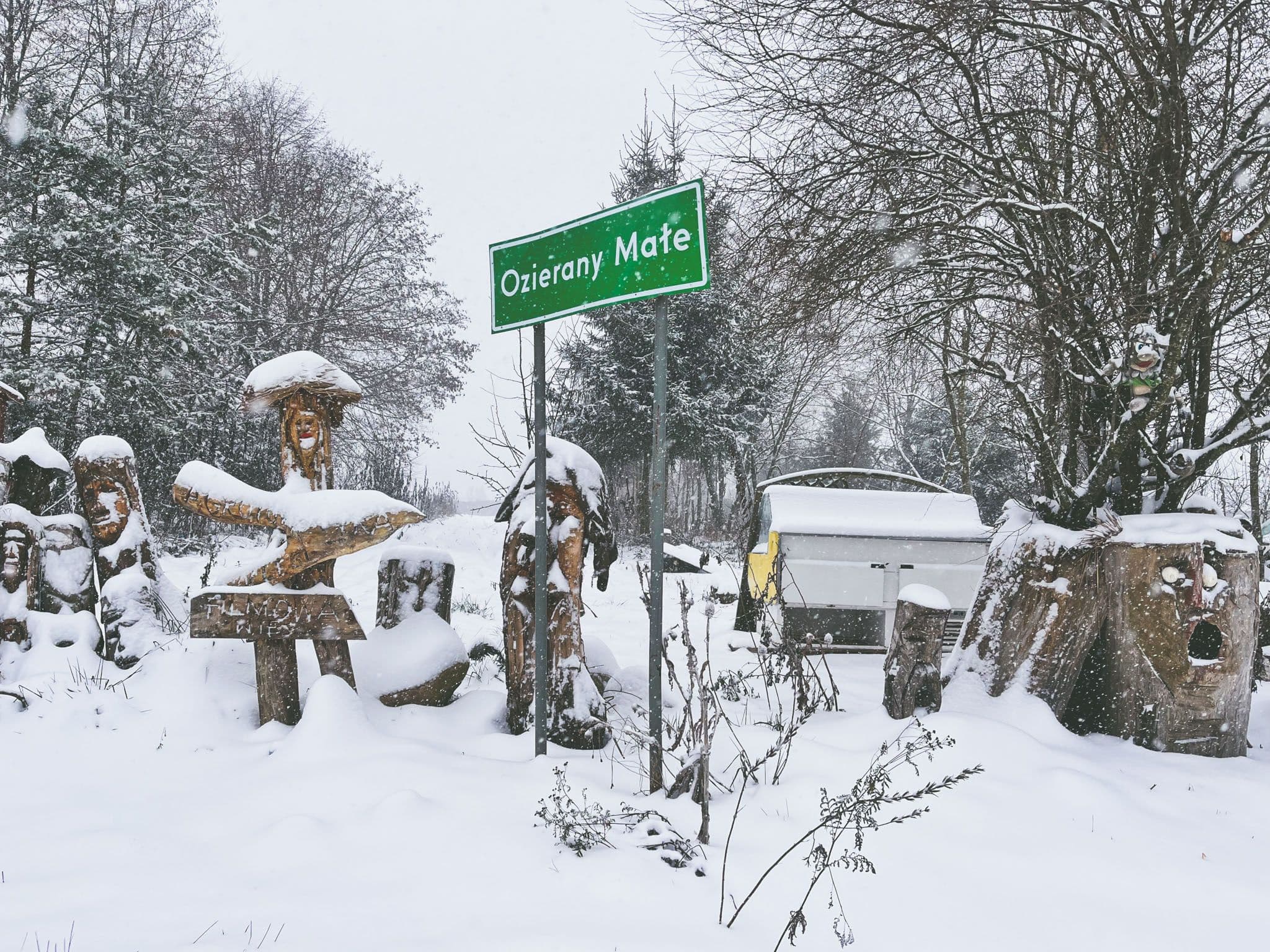 Intrarea în <em><em>Ozierany Małe</em></em>, sat aflat chiar la granița dintre Polonia și Belarus