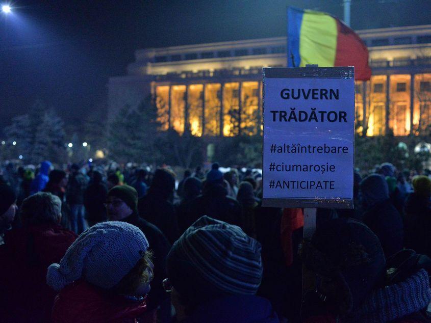 La apogeul protestului din noaptea de marți spre miercuri, în Piața Victoriei au fost către 15.000 de persoane. Foto: Lucian Muntean