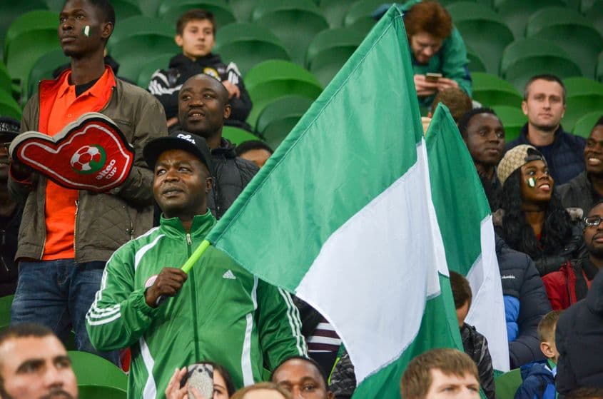 Krasnodar, Rusia, 14 noiembrie 2017. Suporterii nigerieni își susțin echipa în timpul unui meci amical între echipele naționale ale Argentinei și Nigeriei, 2017, Rusia. Foto: © Vladyslav Moskovenko | Dreamstime.com