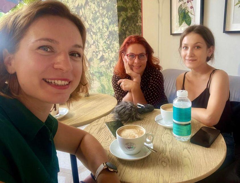 Măriuca Mihăilescu și Andra Cărbunaru (stânga și mijloc), fondatoarele Bigger Picure și a platformei educaționale „A fost odată”, împreună cu autoarea acestui text