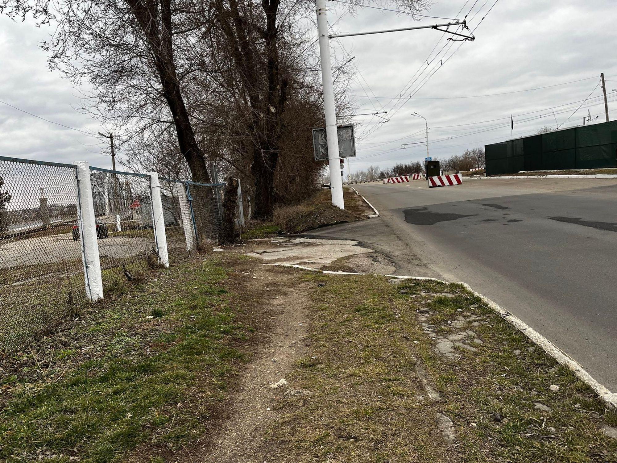 Obstacole pentru mașini la ieșirea de pe podul de peste Nistru, la intrare în Bender