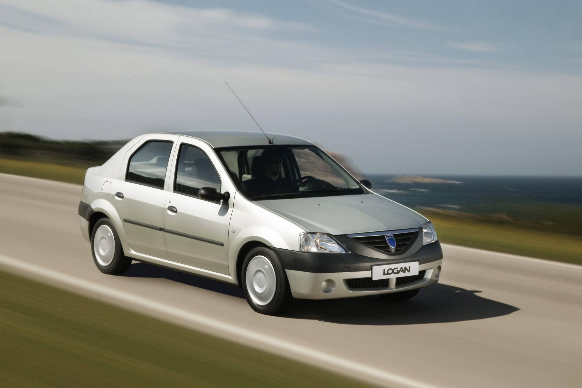 Primul Logan, apărut în 2004, era bazat, la rândul său, pe piese și tehnologii deja folosite în grupul Renault, cu un decalaj de circa 10 ani față de cele mai noi modele ale grupului. Dar saltul era unul uriaș pentru Dacia