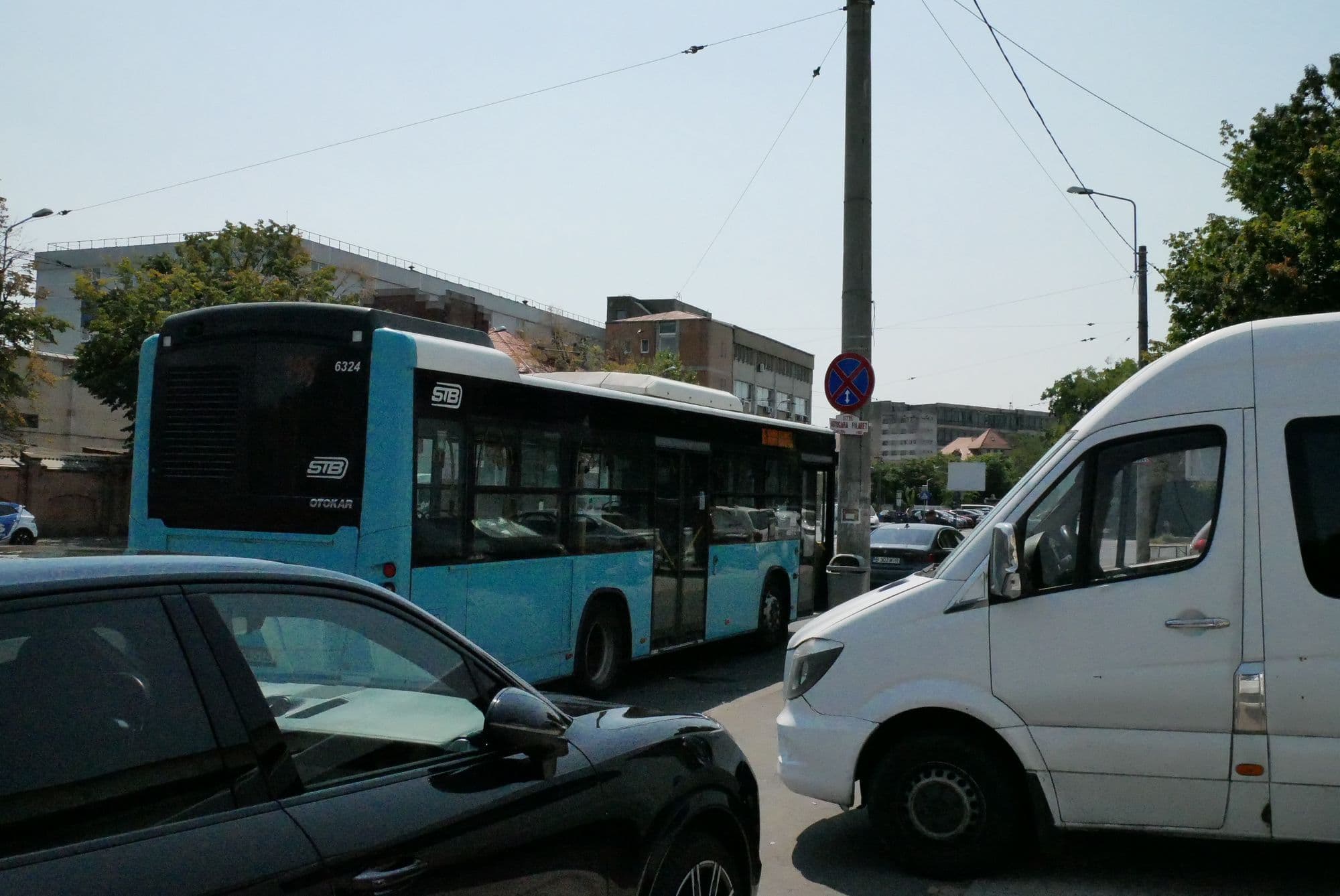 Stația de autobuz de lângă Autogara Filaret este un exemplu de stație fără adăpost care să-i protejeze pe călători de soare. Foto: Norbert Nemeș