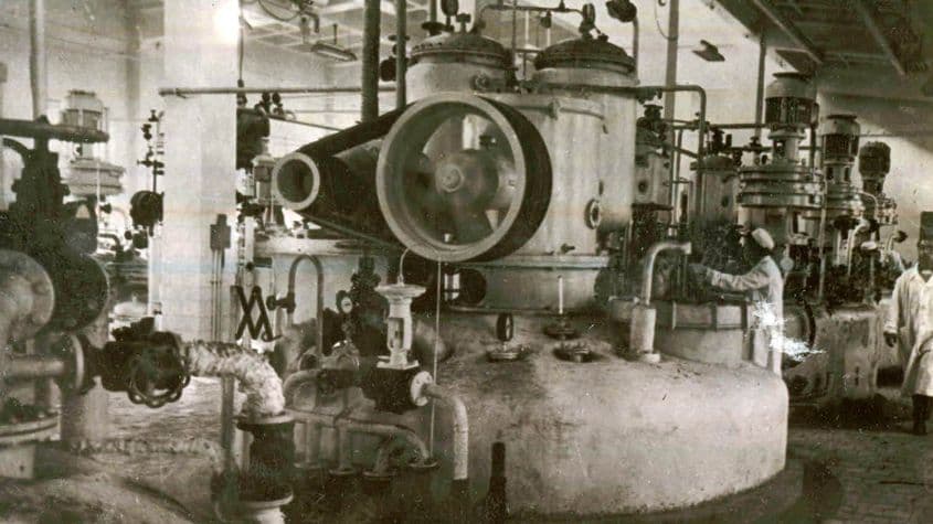 Antibioticele s-au fabricat până târziu cu mașini foarte vechi. Sistemul medical a dus lipsă cronică de medicamente moderne și de dotări. Foto: Fototeca online a comunismului românesc