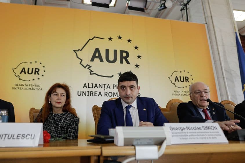 George Simion participă la o conferinţă dedicată efectelor produse de pandemia de coronavirus şi acuzaţiile apărute în spaţiul public în legătură cu gestionarea acestei crize medicale, organizată de Alianţa pentru Unirea Românilor la Palatul Parlamentului din București, vineri 10 februarie 2023. Inquam Photos / George Călin