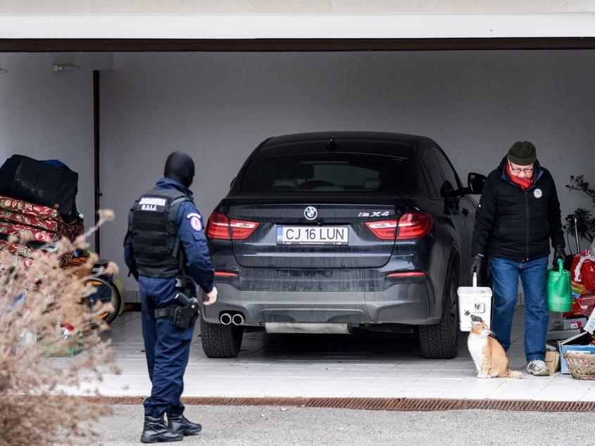 MIERCURI, 20 DECEMBRIE. În timp ce locuinţa familiei sale era percheziţionată, profesorul Lucan s-a dus cu un jandarm după el să le dea de mâncare câinilor şi să ude florile. Foto: Raul Ştef