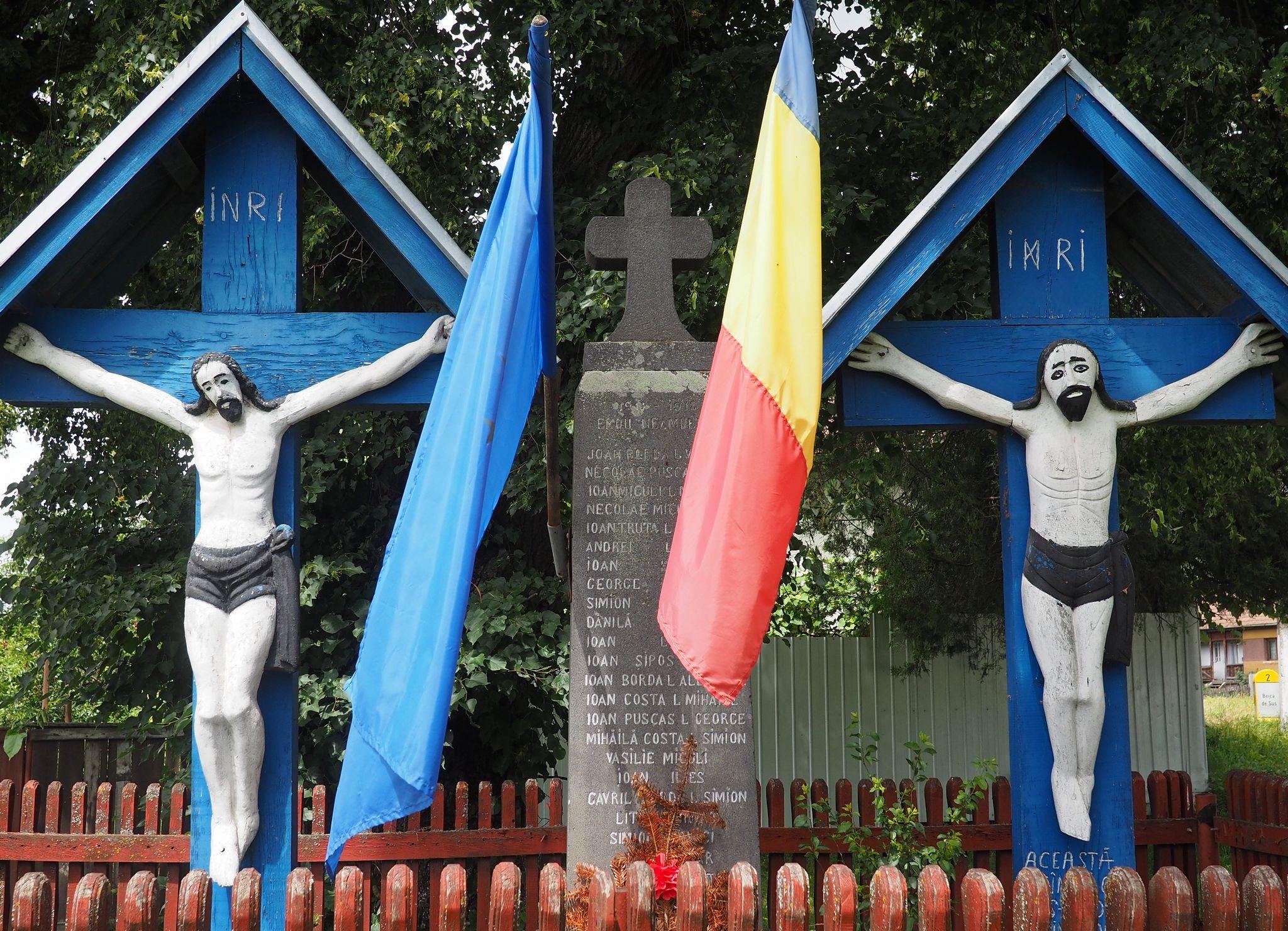 Ciudate crucifixuri din lemn în Beica de Sus