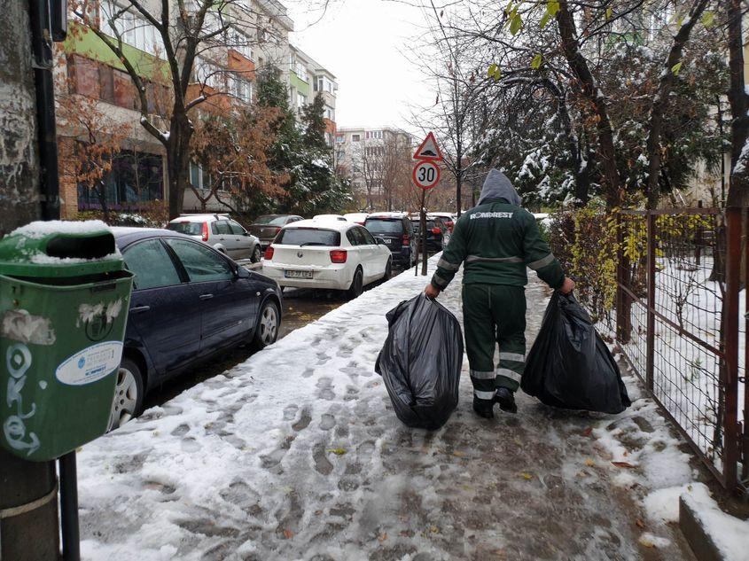 Gunoaiele și deșeurile aruncate în stradă nu au mai fost ridicate de firma de salubritate din cartierul Aviației, Sector 1, București. Foto Lucian Muntean