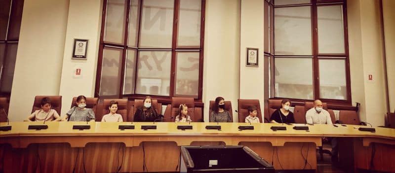 Familia Frim, în sala de ședințe a Prefecturii Bistrița Foto: observatorbn.ro