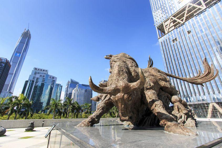 Statuia taurului din fața bursei din Shenzen este un simbol al rezilienței economiei chinezești. Să sperăm că așa vor sta lucrurile și acum. Foto: Outcast85 | Dreamstime.com