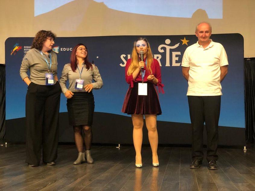 Profesorul Ovidiu Bădescu pe scena SuperTeach (dreapta).