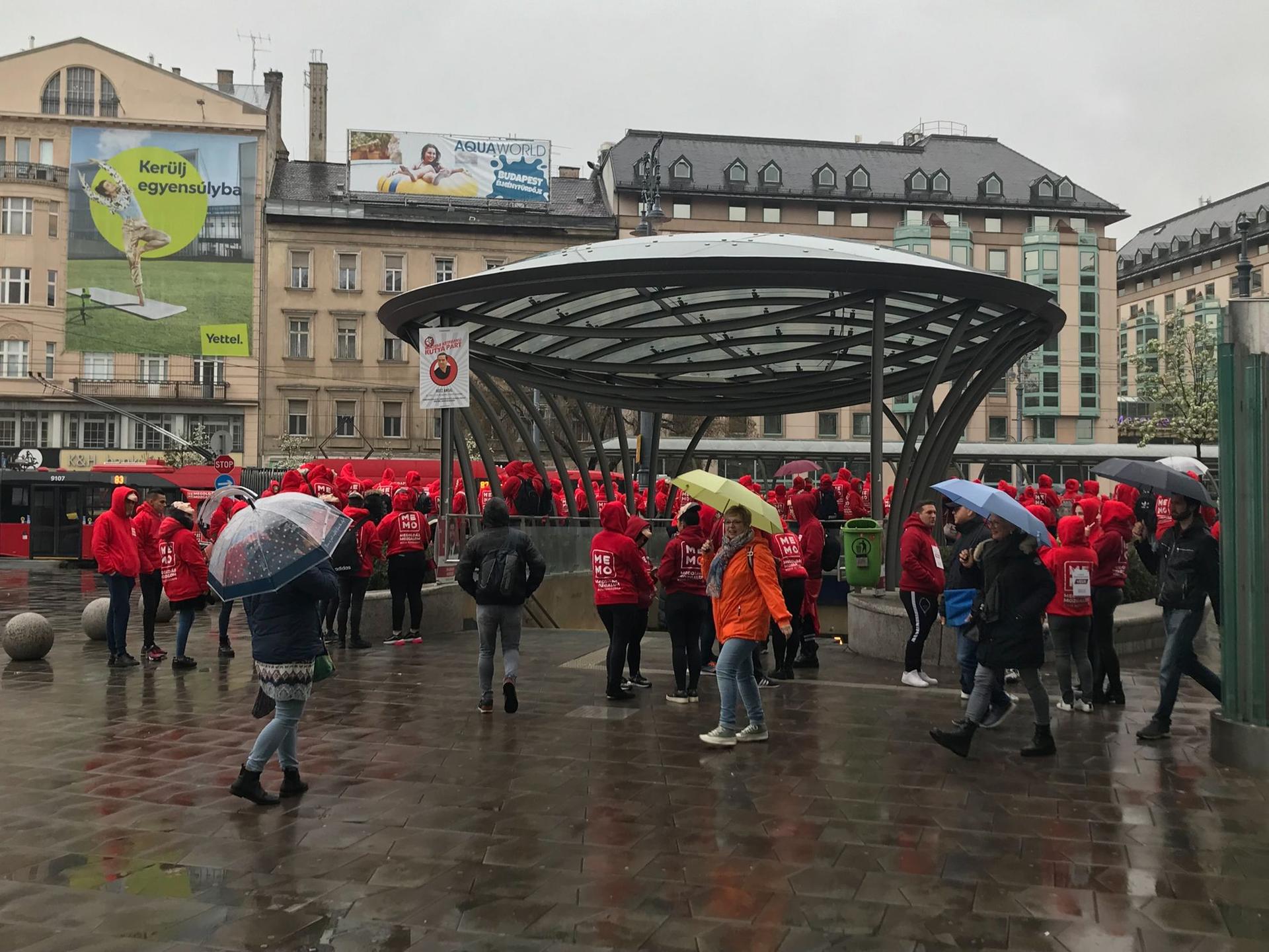 Vineri, 1 aprilie 2022, în fața stației de metrou Kalvin. Susținători ai partidului MeMo participă la o demonstrație
