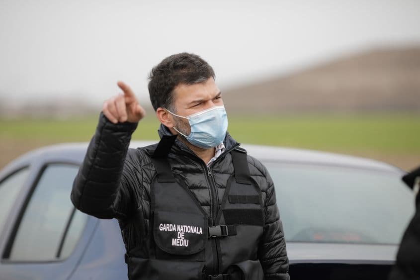 Octavian Berceanu, comisarul șef al Gărzii de Mediu, participă împreună cu polițiști și jandarmi la controale ale unor depozite ilegale de deșeuri din București și județul Ilfov, unde sunt arse depozite necontrolate de gunoaie, în Sintești, Ilfov, 2 aprilie 2021. Inquam Photos / George Călin