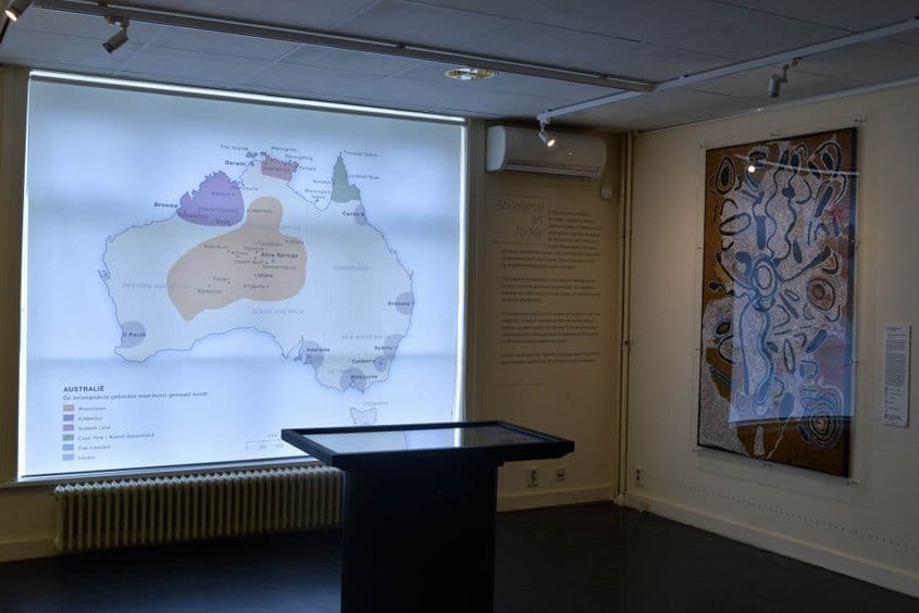 Fiecare regiune din Australia are propriul stil artistic de reprezentare. În colecția permanentă a muzeului sunt expuse lucrări contemporane din 1970 până în prezent. Foto: Lucian Muntean