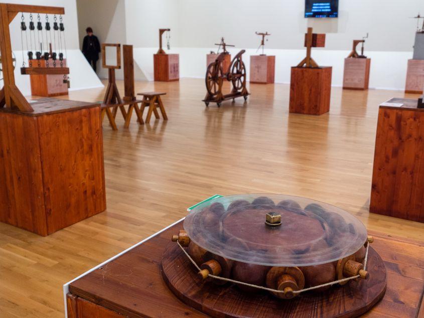 Mașinile imaginate de Leonardo pot fi vizitate, iar unele chiar încercate, în expoziția de la Oradea. Fotografii: Raul Ștef