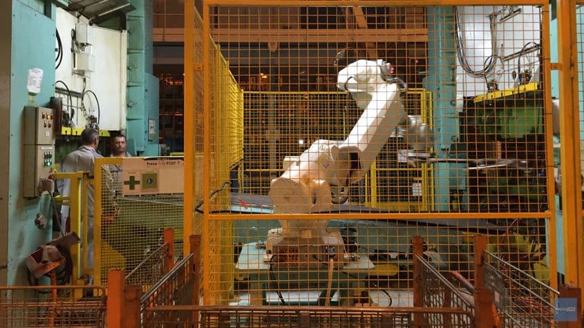 Roboții sunt tot mai des întâlniți în industria auto din România.