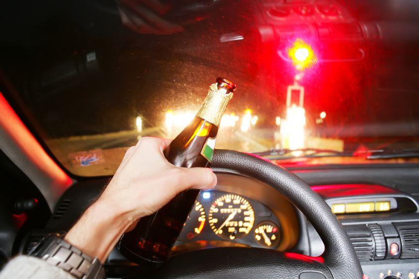 Anual, mii de români mor pe șosele din cauza consumului de alcool la volan. Foto © Ghubonamin | Dreamstime.com