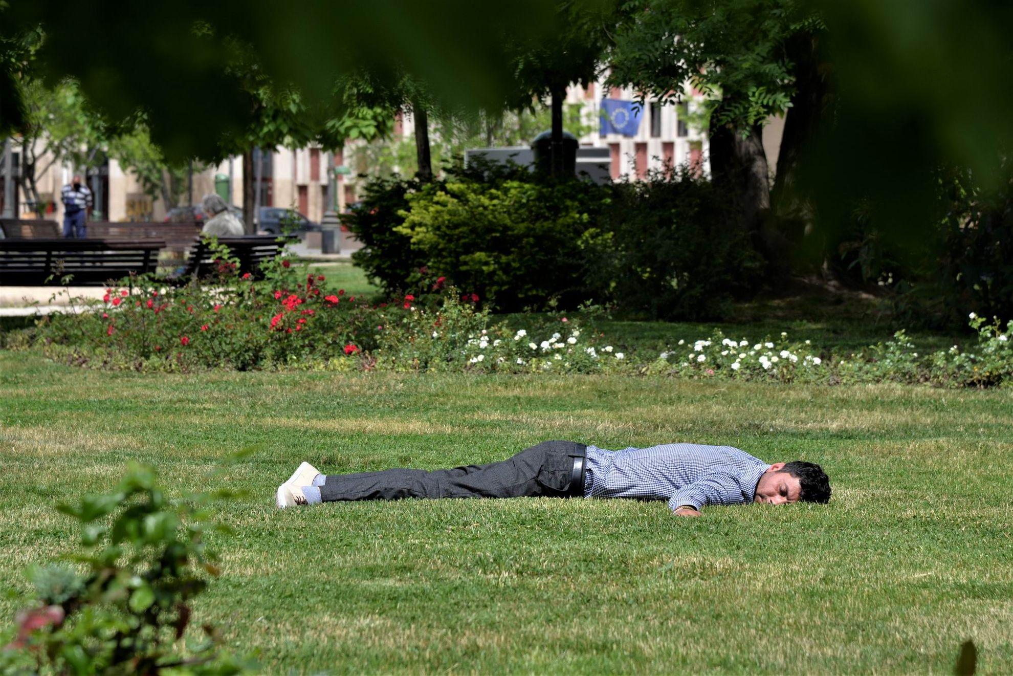 Deocamdată, românii se bucură de relaxare. Dar mișcările din economie sunt masive și nu sunt de bun augur: sunt tăiate cheltuielile curente, joburile neesențiale și sunt amânate investițiile