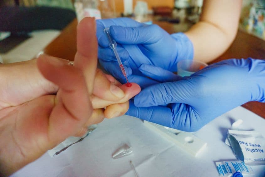 Pasul doi: cu o pipetă, se extrag câteva picături de sânge, și se picură peste suprafața special destinată a testului