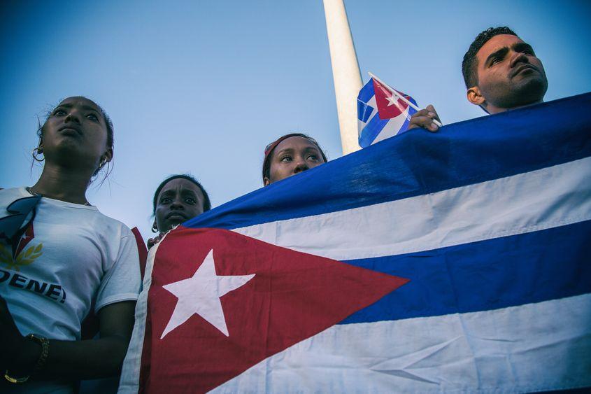 4 decembrie 2016. Voluntari cu steaguri și portrete blochează accesul la cimitirul Santa Ifigenia din Santiago de Cuba, unde are loc înmormântarea cenuşii lui Fidel Castro.