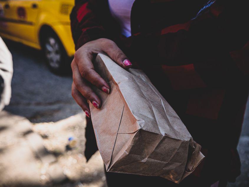 Pachetele împărțite de ONG-ul Pe Stop conțin o selecție de 23 de absorbante, de lungimi diferite. La acestea se adaugă, uneori, alte produse de igienă: pastă de dinți, periuțe de dinți, șervețele umede, gel antibacterian. Foto: Cristina Ion