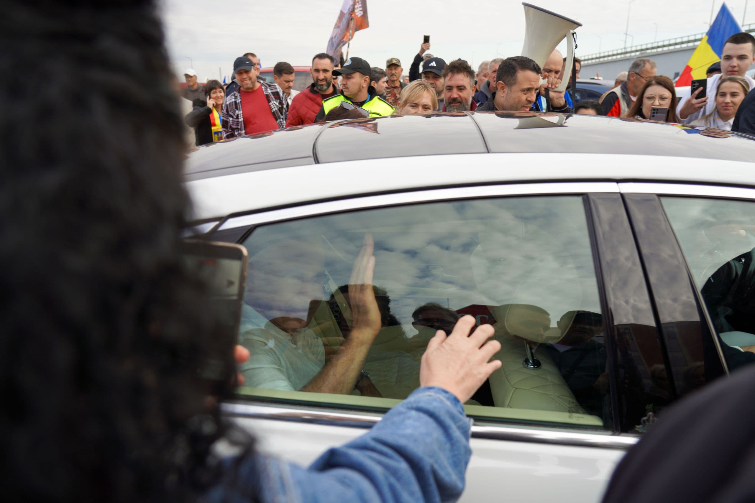 Ascuns în mașină, fostul candidat extremist la alegerile prezidențiale îi salută pe cei veniți la întâlnirea de duminică dimineață. Foto: Raul Ștef