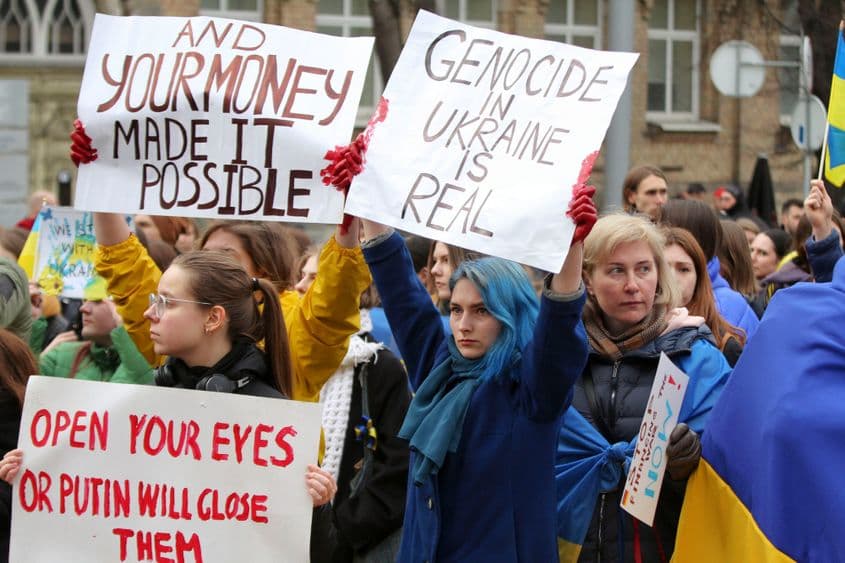 Să nu uităm ce anume se pune în balanță în aceste zile. Foto: demonstrație la Vilnius, Lituania, contra lui Putin. Imagine: Adriana Neagoe, Inquam Photos